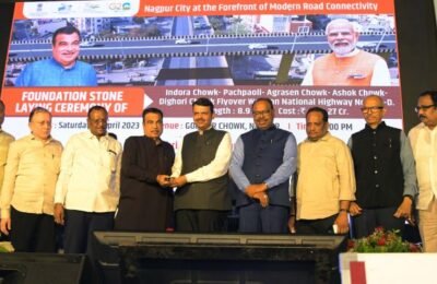 मध्य नागपूरची ‘लाईफलाईन’ ठरणाऱ्या एक हजार कोटींच्या उड्डाणपुलाचे भूमिपूजन केंद्रीय रस्ते वाहतूक मंत्री नितीन गडकरी व उपमुख्यमंत्री देवेंद्र फडणवीस यांनी साधला जनतेशी संवाद