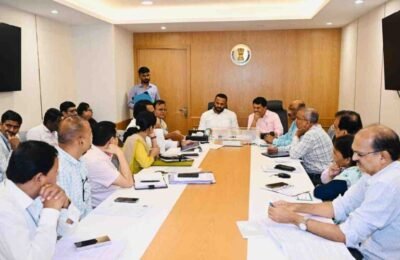 राष्ट्रीय आरोग्य अभियानाअंतर्गत कंत्राटी कर्मचाऱ्यांना नियमित करण्यासाठी कार्यवाही करा – ग्रामविकास मंत्री जयकुमार गोरे सार्वजनिक आरोग्य मंत्री प्रकाश आबिटकर यांच्यासमवेत संयुक्त बैठकीत निर्देश