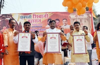 चंद्रपूर नगरीतून महाराष्ट्राच्या राज्यगीताचा शुभारंभ सांस्कृतिक कार्यमंत्री सुधीर मुनगंटीवार यांच्या उपस्थितीत ‘जय जय महाराष्ट्र माझा’ चा जागर