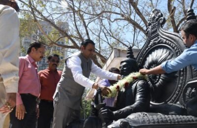 छत्रपती शिवाजी महाराज यांना विधान भवनात अभिवादन