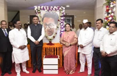 बाळासाहेब ठाकरे यांच्या जयंतीनिमित्त विधानभवनात अभिवादन