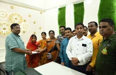 वाघाच्‍या हल्‍ल्‍यात मृत झालेल्‍या व्‍यक्‍तीच्‍या कुटूंबियांना ५ लाख रूपयांची तात्‍काळ मदत पालकमंत्री सुधीर मुनगंटीवार यांच्‍या हस्‍ते धनादेश प्रदान