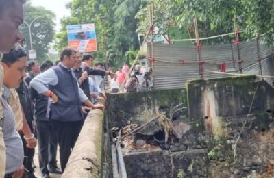 नाग नदीच्या पुरामुळे झालेल्या घरांच्या नुकसानीची उपमुख्यमंत्री देवेंद्र फडणवीस यांच्याकडून पाहणी दहा हजार घरांचे नुकसान ; घरात पाणी शिरल्यामुळे घरगुती साहित्य भिजले
