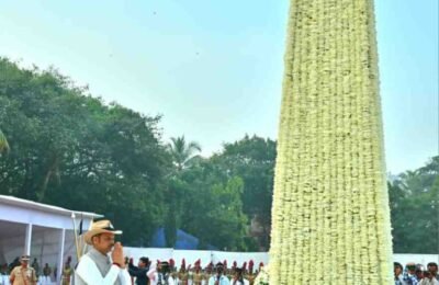 पोलीस स्मृतिदिनानिमित्त मुख्यमंत्री देवेंद्र फडणवीस यांच्याकडून पोलीस हुतात्म्यांना अभिवादन