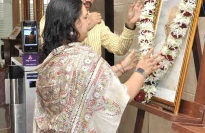 राष्ट्रपिता महात्मा गांधी आणि लाल बहादूर शास्त्री यांना जयंतीदिनी मंत्रालयात अभिवादन