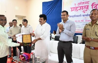 महसूल विभाग हा शासन-प्रशासनाचा कणा- पालकमंत्री संजय राठोड  Ø  उत्कृष्ट काम करणाऱ्या १२ अधिकारी, कर्मचाऱ्यांचा गौरव  Ø  अण्णाभाऊ साठे महामंडळाच्या लाभार्थ्यांना धनादेश वाटप।   पालकमंत्र्यांच्या उपस्थितीत महसूल सप्ताहाचा शुभारंभ