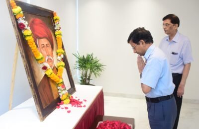 महात्मा जोतिराव फुले यांना राजभवन येथे अभिवादन