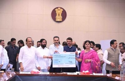 महाराष्ट्र प्रदूषण नियंत्रण मंडळाकडून पूरग्रस्तांच्या मदतीसाठी मुख्यमंत्री सहायता निधीला एक कोटींचा धनादेश मंत्री पंकजा मुंडे व अध्यक्ष सिद्धेश कदम यांच्या हस्ते धनादेश सुपूर्द