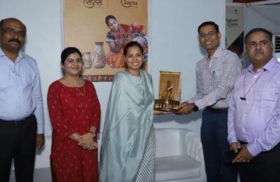 महिला व बालविकास मंत्री आदिती तटकरे यांची ‘महालक्ष्मी सरस’ला भेट देऊन पाहणी