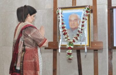 दिवंगत माजी प्रधानमंत्री अटल बिहारी वाजपेयी यांना जयंतीनिमित्त मंत्रालयात अभिवादन