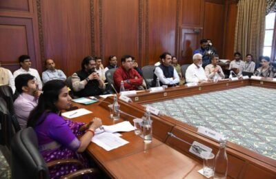 पर्यटकांच्या सुरक्षिततेसाठी पर्यटन पोलीस नेमणार – मुख्यमंत्री देवेंद्र फडणवीस पर्यटन विभागाच्या आढावा बैठकीत पर्यटन प्रकल्प गतीने पूर्ण करण्याचे मुख्यमंत्र्यांचे निर्देश