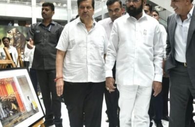 मुख्यमंत्री एकनाथ शिंदे यांची ‘पंढरीची वारी’ प्रदर्शनास भेट