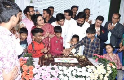 ठाण्यातील दिव्यांग व विशेष मुलांच्या उपस्थितीत मुख्यमंत्र्यांनी साजरा केला वाढदिवस