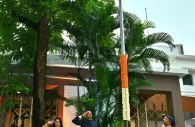 मुख्यमंत्री देवेंद्र फडणवीस यांच्या हस्ते ‘वर्षा’ निवासस्थान प्रांगणात ध्वजारोहण