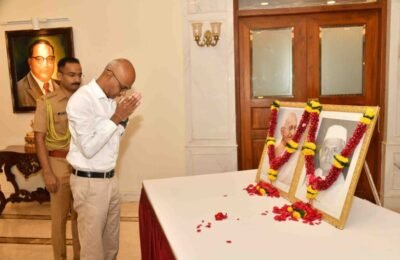 राजभवन येथे महात्मा गांधी व लालबहादूर शास्त्री यांना अभिवादन