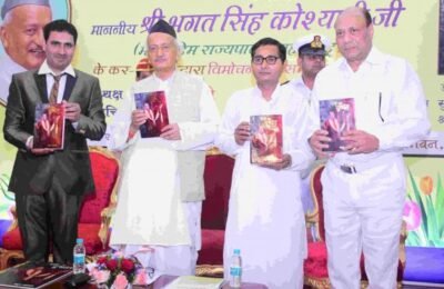 राज्यपालांच्या हस्ते ‘एक और दुष्यंत’ या गजल संग्रहाचे प्रकाशन