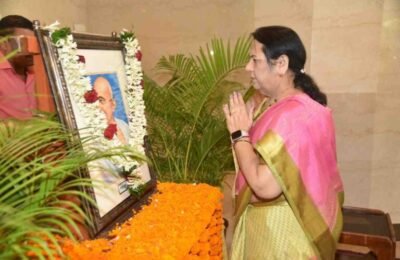 राष्ट्रपिता महात्मा गांधी यांच्या जयंतीदिनी विधानभवनात अभिवादन