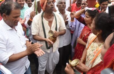 आदिवासी पारंपरिक नृत्य आणि वाद्यांच्या गजरात विधानभवनात साजरा झाला जागतिक आदिवासी दिन