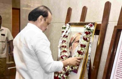 संत गाडगे बाबा यांना जयंतीनिमित्त मंत्रालयात अभिवादन