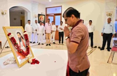 संत रविदास महाराज यांना लोकभवन येथे अभिवादन