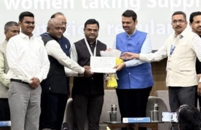 ‘संपूर्णता’ अभियानात उत्कृष्ट कामगिरीबद्दल चंद्रपूर जिल्हाधिकारी सन्मानीत मुख्यमंत्री देवेंद्र फडणवीस यांच्या हस्ते सुवर्णपदक प्रदान