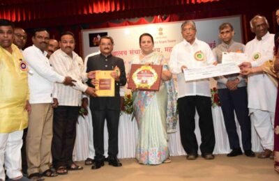 ग्रंथालयांच्या अनुदानात ४० टक्के वाढ करण्यासाठी शासन सकारात्मक – मंत्री चंद्रकांत पाटील सन २०२३-२४ चे उत्कृष्ट ग्रंथालय, उत्कृष्ट ग्रंथालय कार्यकर्ता व सेवक पुरस्काराचे वितरण