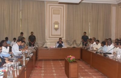 वीज कंपनीच्या अधिकारी-कर्मचाऱ्यांच्या वेतनात वाढ – उपमुख्यमंत्री देवेंद्र फडणवीस मूळ वेतनात १९ टक्के व सर्व भत्त्यांमध्ये २५ टक्के वाढ